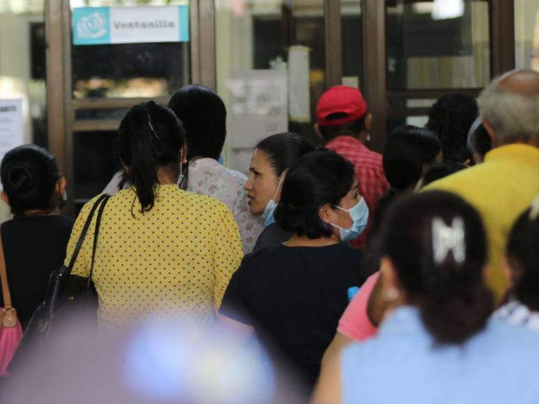 “Están haciendo fila desde ayer”: continúa odisea para conseguir una cita en el IHSS