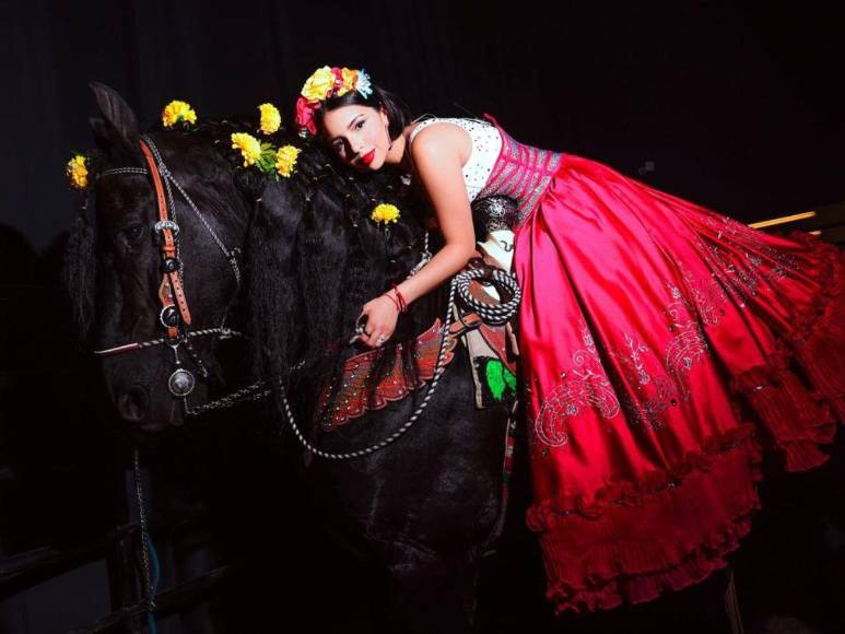 Tatuador revela que Ángela Aguilar se tatuó las iniciales de Christian Nodal