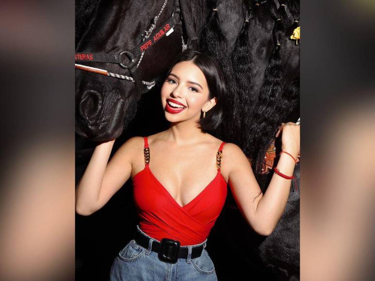 Tatuador revela que Ángela Aguilar se tatuó las iniciales de Christian Nodal