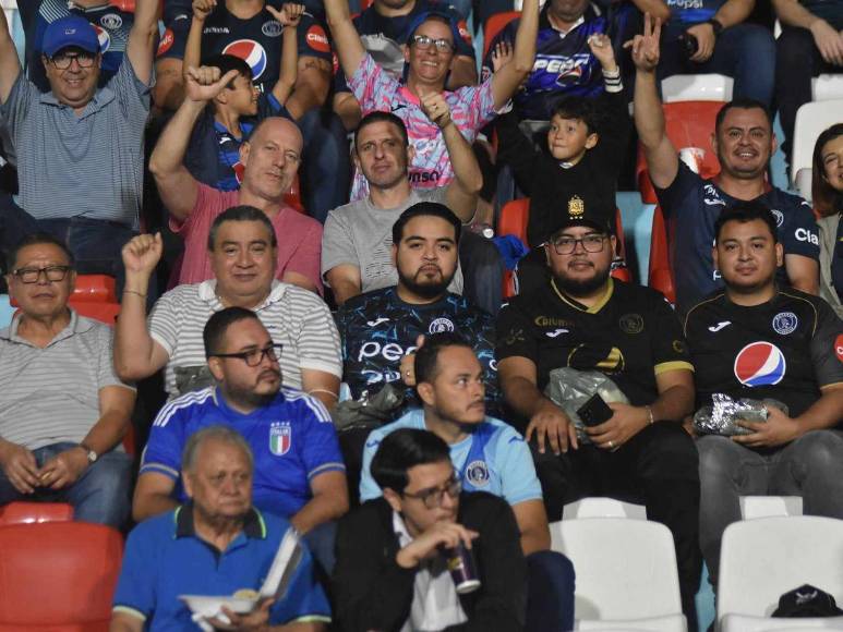 ¡Un ambiente fenomenal! Las Águilas del Motagua son recibidas por una afición viva