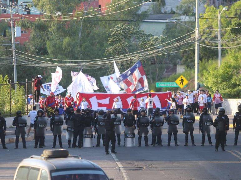 ¡Llegó el bicampeón! La impresionante entrada de la Ultra Fiel para el debut de Olimpia ante Real España