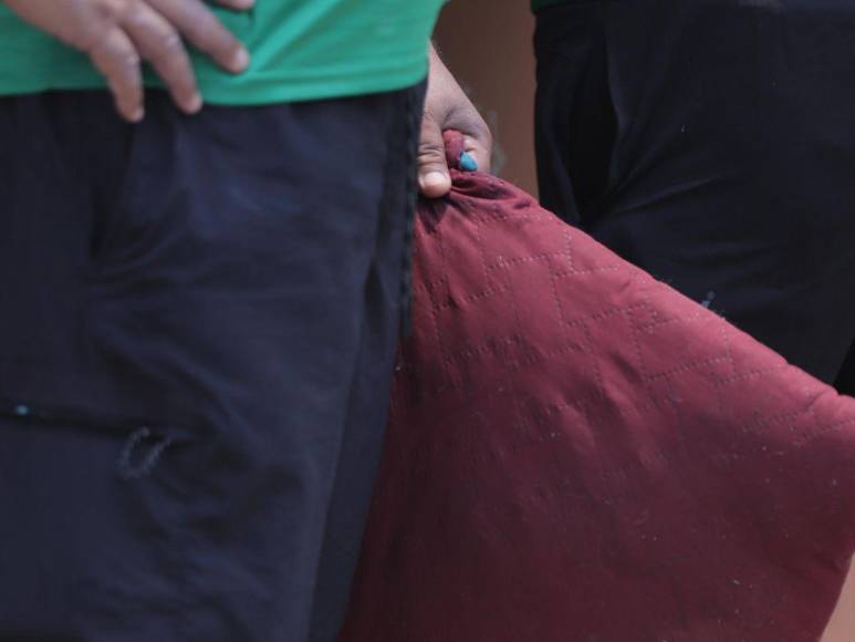 Bajo el fuerte Sol, aficionados de Marathón hacen largas filas en el Yankel