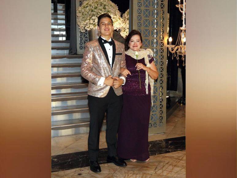 Festejo y glamour, así desfilaron junto a sus padres los seniors 2022 de la Estancia School