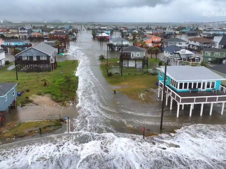 Tormenta Alberto inunda a Surfside Beach en Texas y avanza hacia México