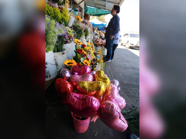 Flores, chocolates y peluches: calles de Tegucigalpa se llenan de detalles previo al Día de San Valentín