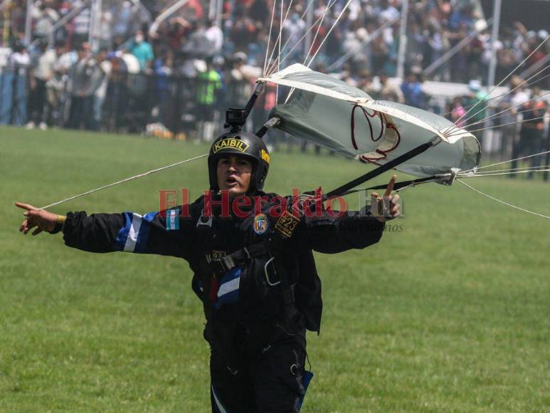 Caída en el Río Choluteca, fractura y aterrizaje en sector silla: incidencias en el show de paracaidistas
