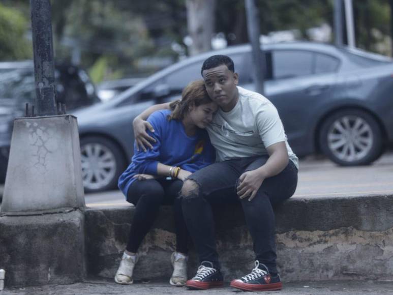 Con desconsuelo, familiares esperan entrega del cuerpo de joven que murió en accidente vehicular