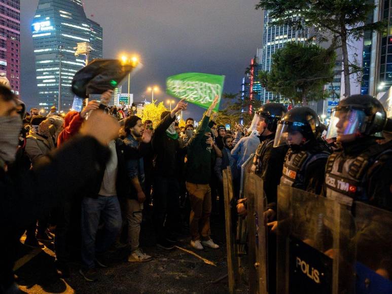 Indignación y horror: las imágenes de bombardeo a hospital en Franja de Gaza