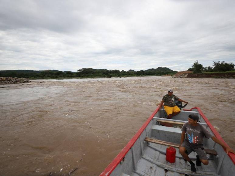 Rodeados de agua permanecen pobladores de Valle, tras paso de Pilar