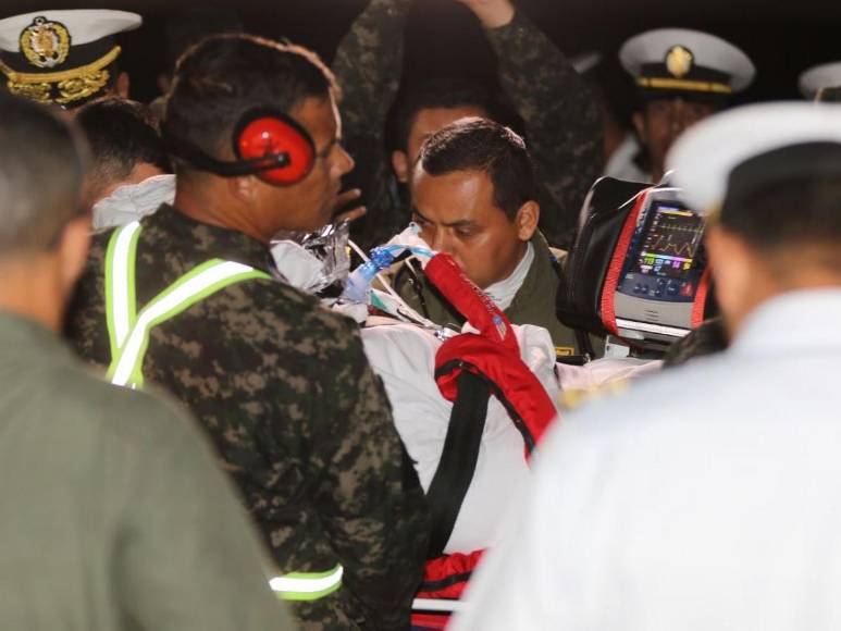 Conectados a cables y monitores: así fue el dramático traslado de los miembros de la Naval a México