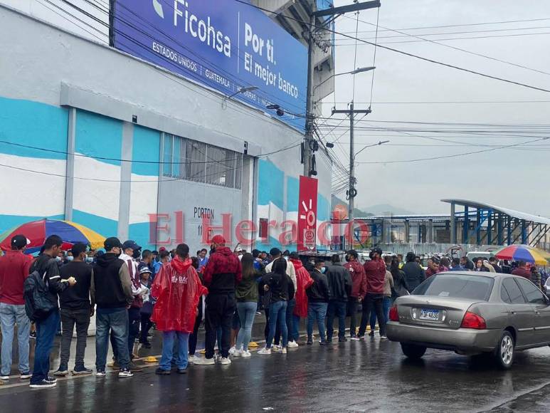 ¡Muestra de fidelidad! Afición de Motagua abarrota el Nacional pese a lluvias y una alerta amarilla