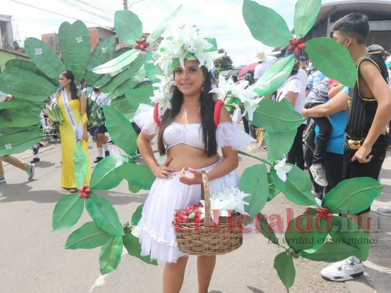 Color, cultura y creatividad: Los mejores trajes típicos de los desfiles patrios (Fotos)