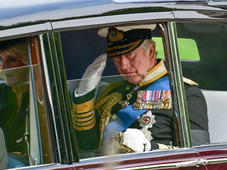 Papel de baño y frutas que no comerá: las extrañas exigencias del rey Carlos III