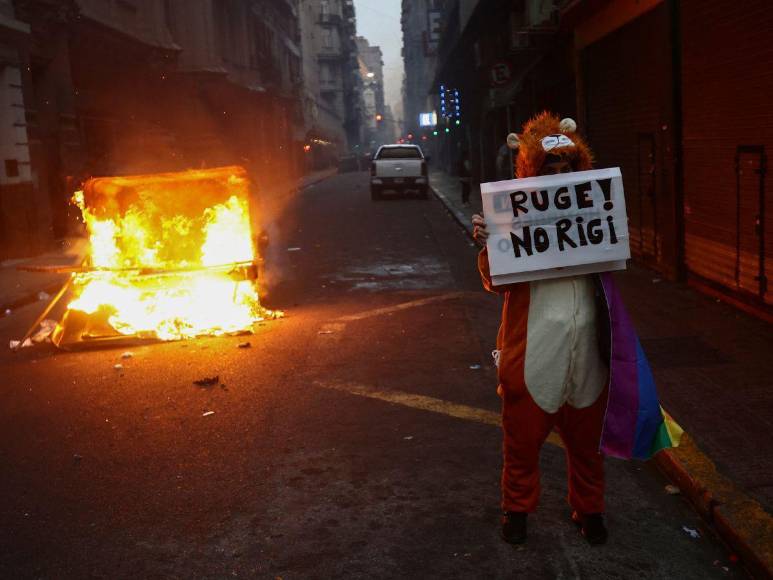 Entre disturbios y carros incendiados, manifestantes están en contra de reformas de Milei