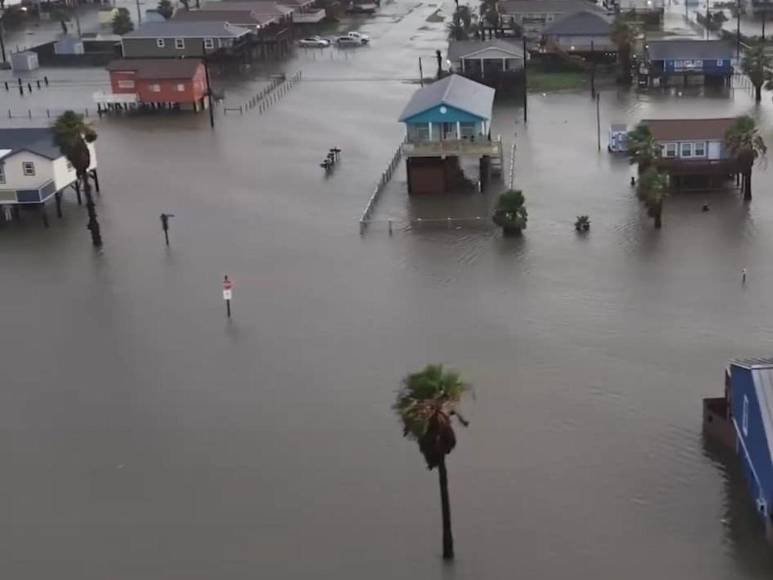 Tormenta Alberto inunda a Surfside Beach en Texas y avanza hacia México