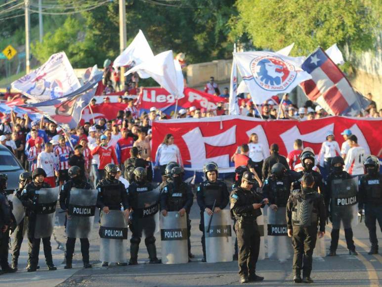 ¡Llegó el bicampeón! La impresionante entrada de la Ultra Fiel para el debut de Olimpia ante Real España