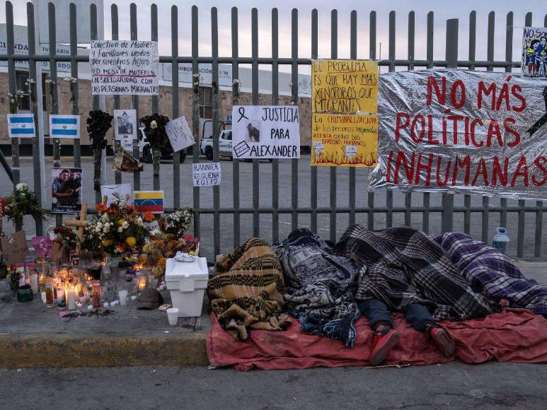 Sin agua y bajo llave: ¿en qué condiciones estaban los migrantes víctimas de incendio en centro de detención en Juárez?