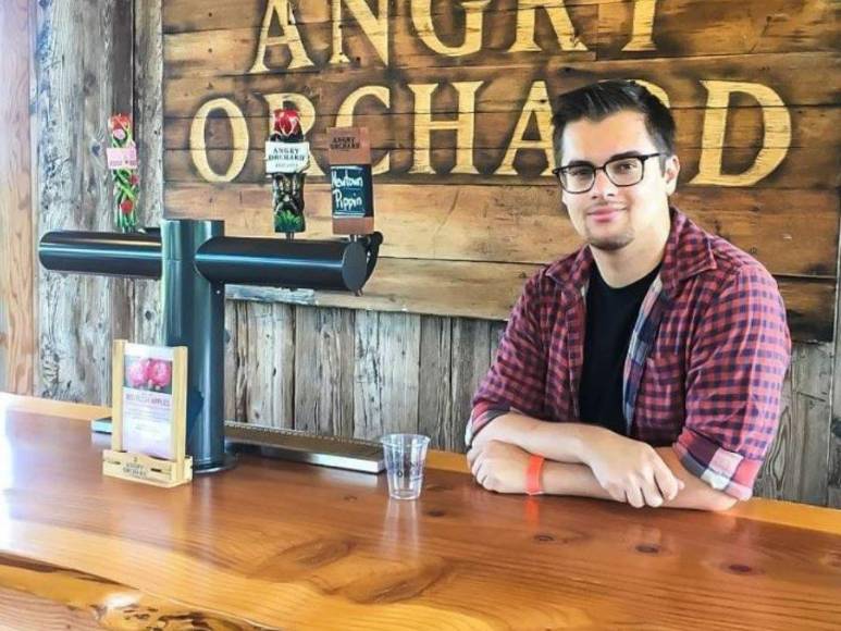 Una relación con estrictos acuerdos: así es el noviazgo de Daniel con Carmen, siamesa que comparte pelvis con su hermana