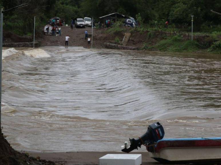 Enfermos cruzan en balsas: dramática situación por inundaciones en el sur de Honduras