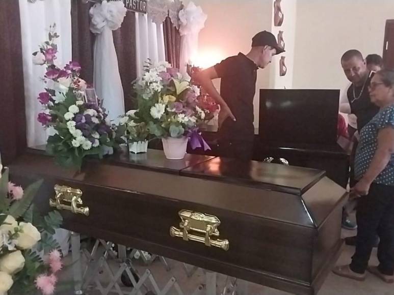 Así fue el sepelio de maestra y su nieto, víctimas de accidente en carretera a Olancho