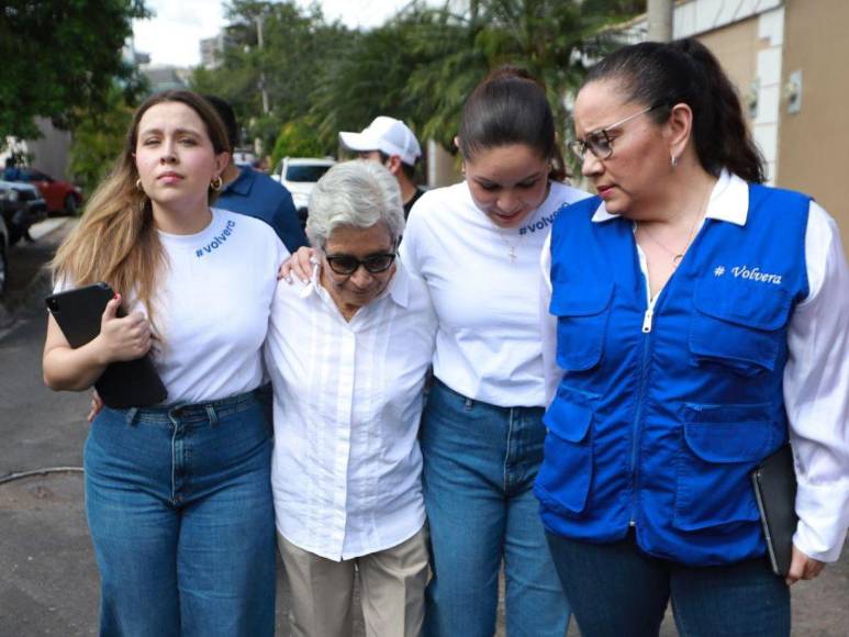 Con rostros tristes y desencajados, familia de JOH sale de conferencia tras sentencia