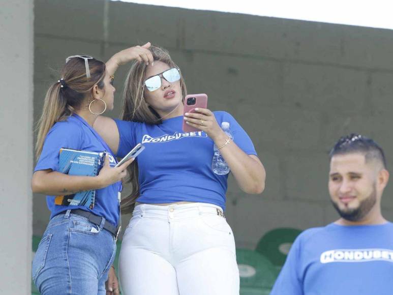 Bellas aficionadas verdolagas presentes en el clásico entre Marathón y Real España