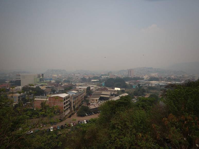 Gris y con el aire contaminado: Así está la capital de Honduras por capa de humo