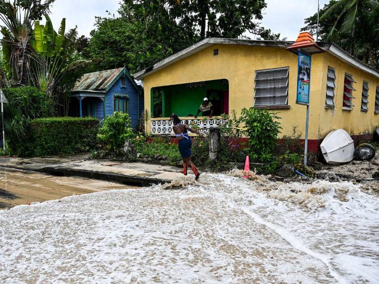Las imágenes del impacto del huracán Beryl en tierra