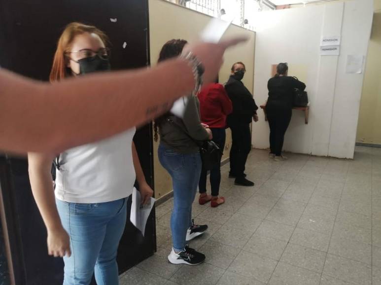 Triajes repletos y subvariante ómicron BA.2: Lo que hay detrás del aumento acelerado de casos covid-19 (Fotos)