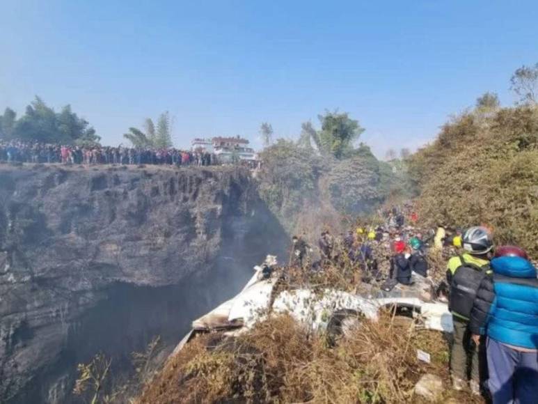 Impactantes imágenes del trágico accidente aéreo donde murieron 68 personas en Nepal