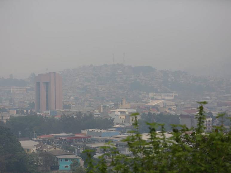 Gris y con el aire contaminado: Así está la capital de Honduras por capa de humo