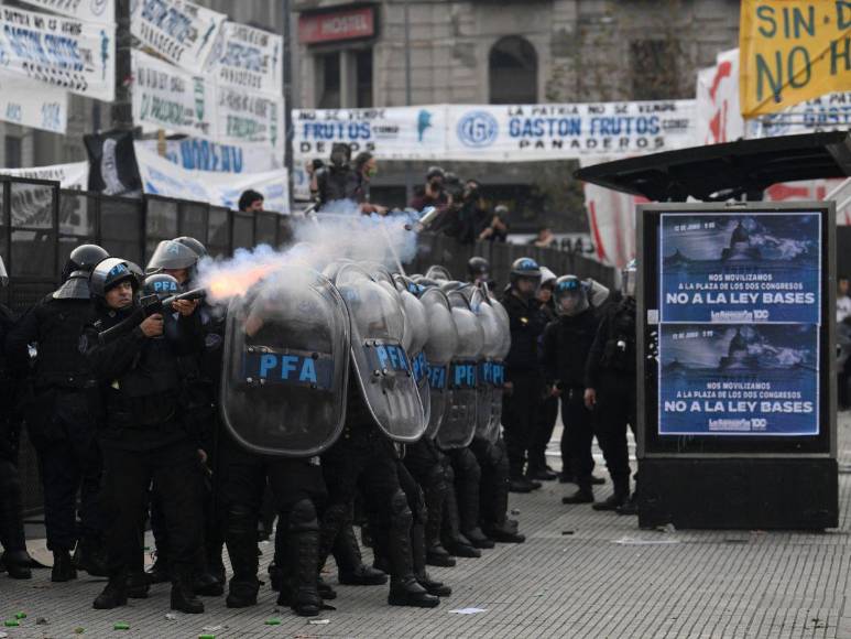 Entre disturbios y carros incendiados, manifestantes están en contra de reformas de Milei
