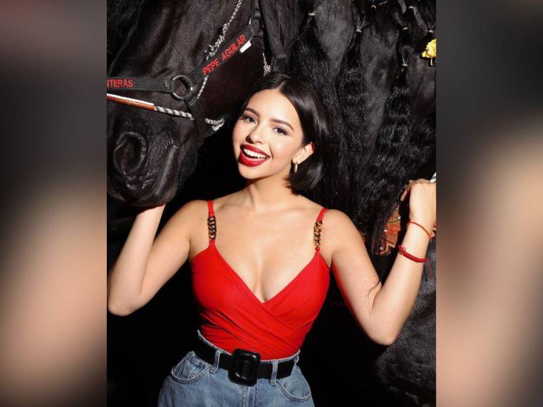 ¿La cantante Ángela Aguilar usa almohadillas para marcar su figura? Esto se sabe