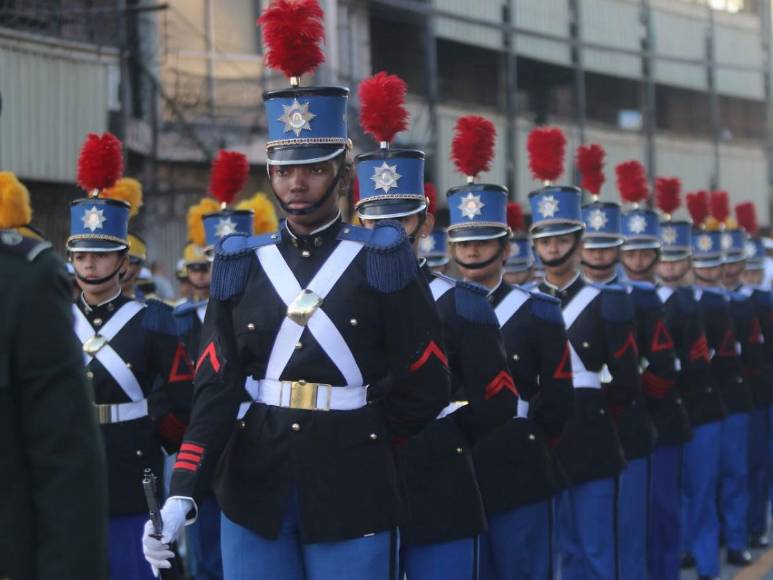 Solemnidad y respeto a la patria: primeras imágenes del desfile en la capital