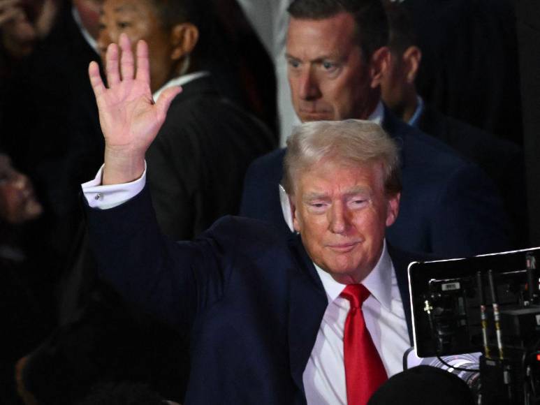 Entre aplausos y con la oreja vendada: Trump asiste a convención republicana