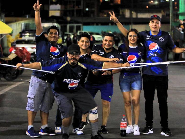 ¡Un ambiente fenomenal! Las Águilas del Motagua son recibidas por una afición viva