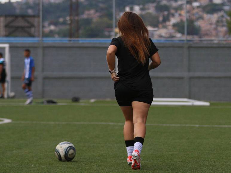 Madre de mellizos, estudiante universitaria y goleadora de la H y el Olimpia: así es la talentosa futbolista Linda Moncada