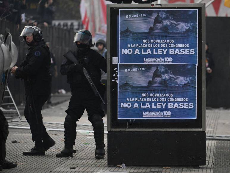 Entre disturbios y carros incendiados, manifestantes están en contra de reformas de Milei