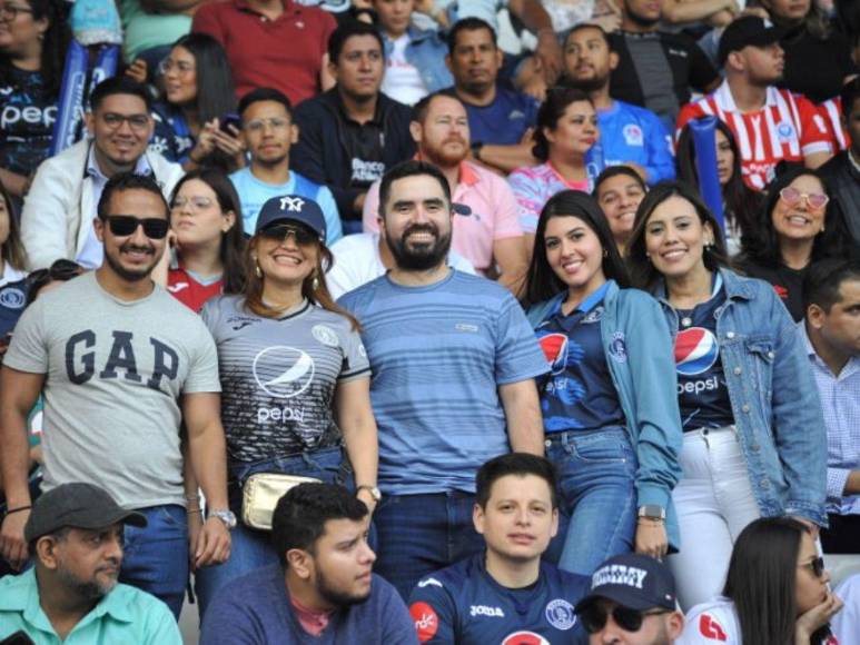 Hermosas chicas roban miradas en la final de ida Motagua-Olimpia