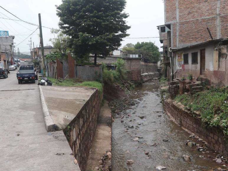 Los ríos de la capital permanecen en calma pese a fuertes lluvias