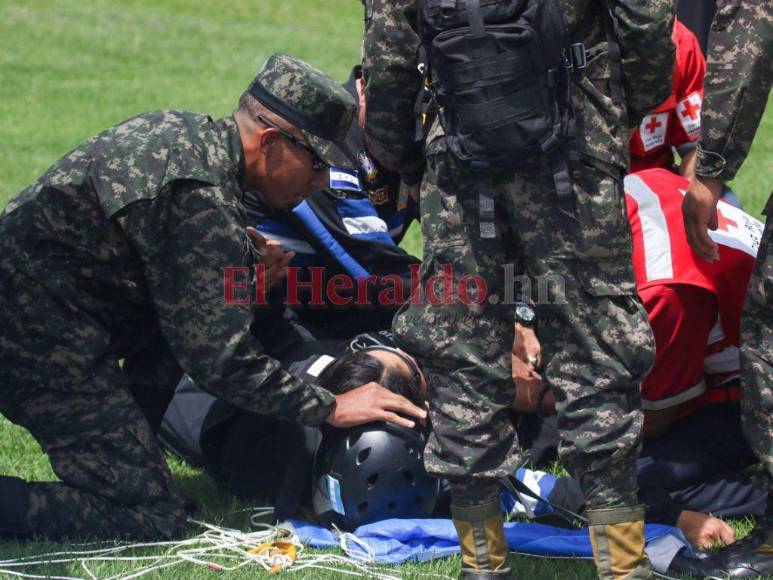 Caída en el Río Choluteca, fractura y aterrizaje en sector silla: incidencias en el show de paracaidistas