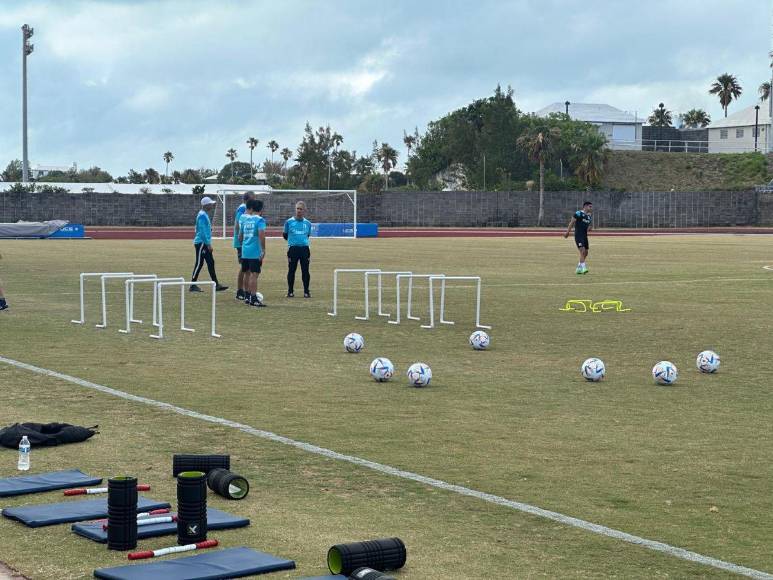 ¿Cómo luce la cancha? Así fue el entrenamiento de Honduras en Bermudas