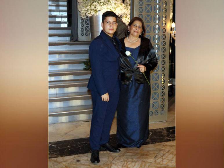 Festejo y glamour, así desfilaron junto a sus padres los seniors 2022 de la Estancia School