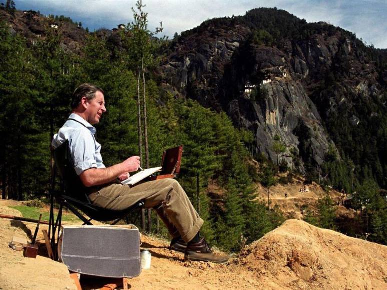 Primero con título universitario, pintor y saluda a los árboles: Curiosidades del rey Carlos III que no conocías