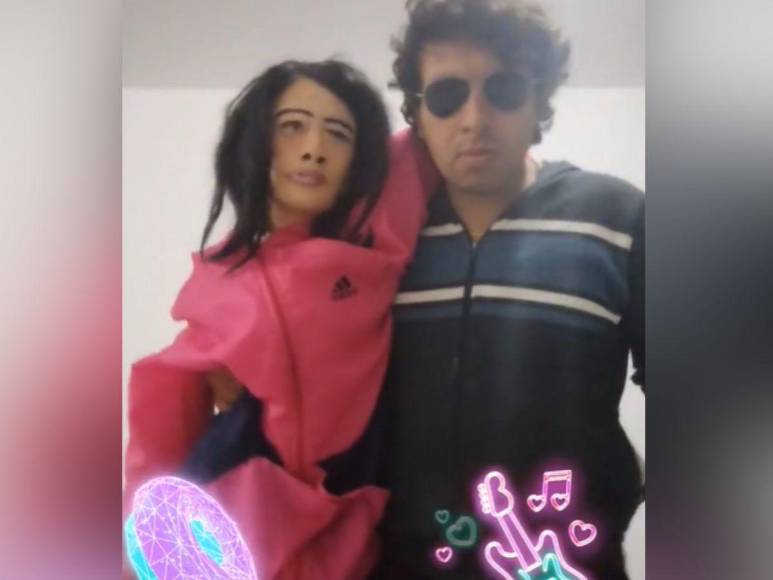 Se enamoró de una muñeca de trapo, se comprometió y ahora esperan su tercer hijo