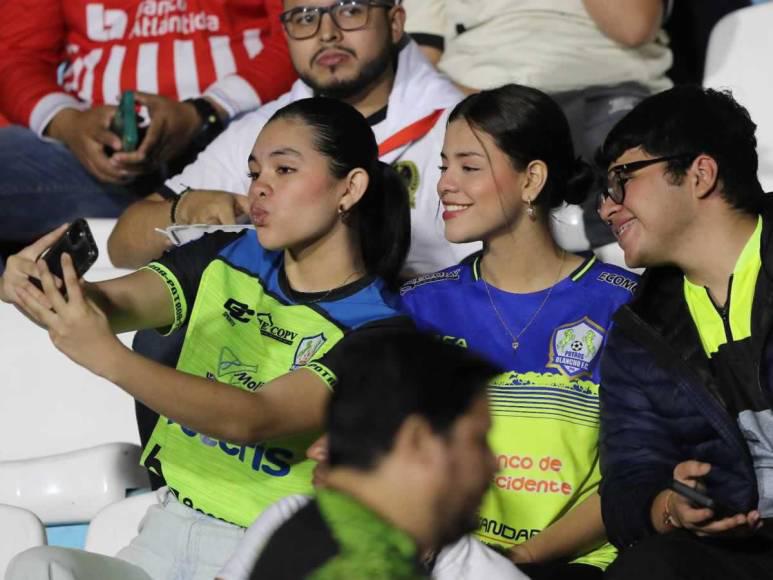 Bellas damas engalanaron el Olancho FC vs Olimpia: Esposa de futbolista causó furor Bellas damas engalanaron el Olancho FC vs Olimpia: Esposa de futbolista causó furor