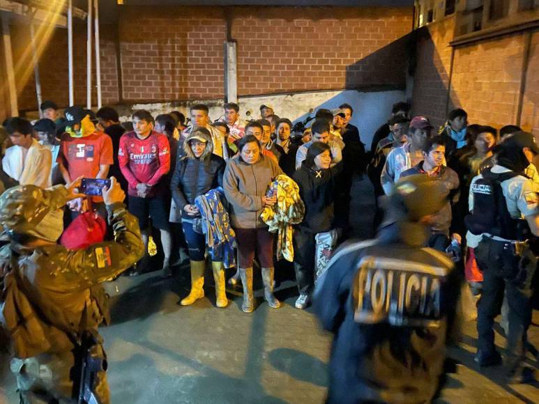 Rescatan en una mina a 49 personas secuestradas por narcos en Ecuador