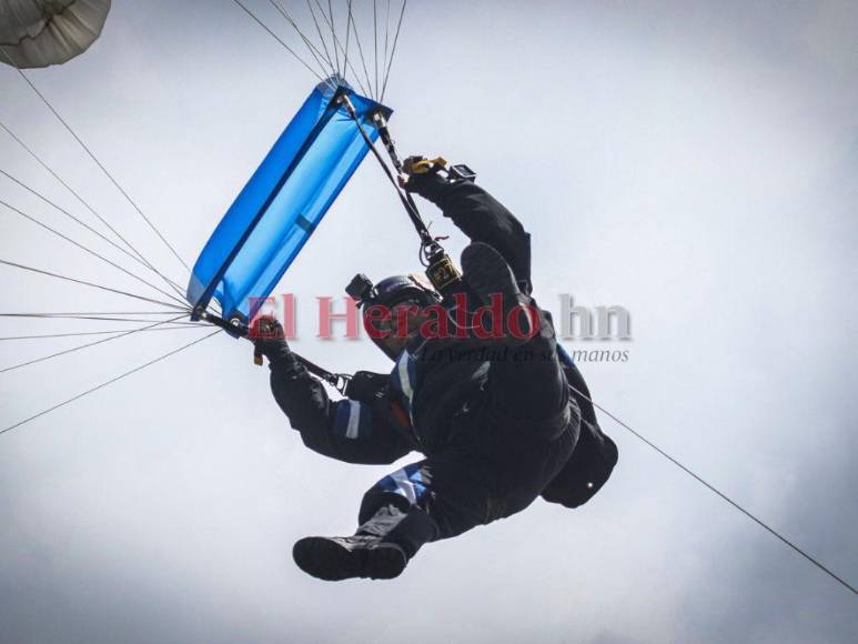 Caída en el Río Choluteca, fractura y aterrizaje en sector silla: incidencias en el show de paracaidistas