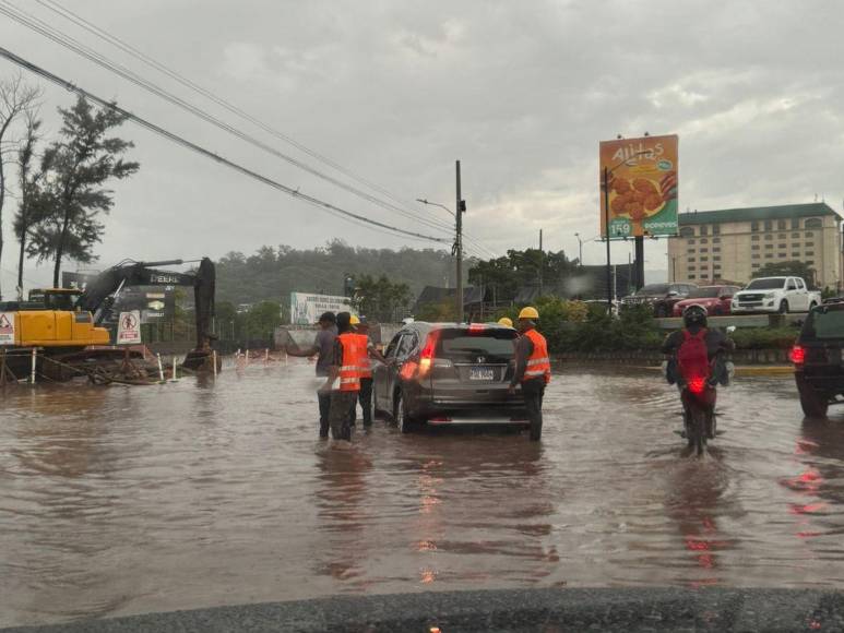 Calles inundadas, autos atrapados y daños por lluvias en la capital