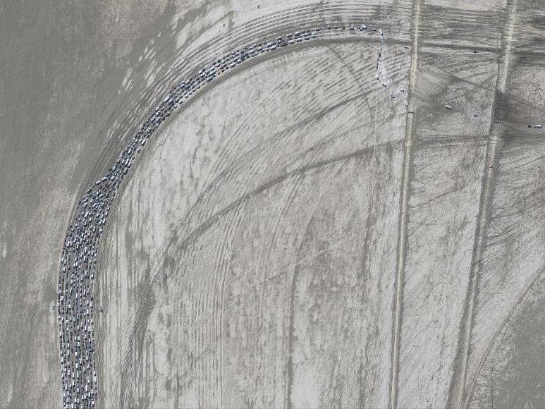 Una persona murió y miles quedaron atrapadas: el festival de Burning Man que se convirtió en un infierno